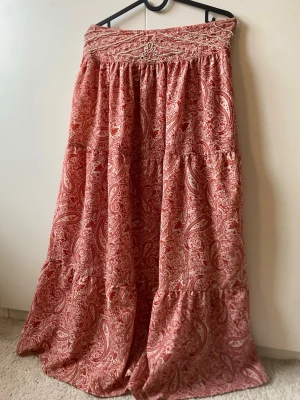 göör snygg mönstrad långkjol - super detaljerad långkjol från zara med pärl detaljer på midjebandet. såå fin till sommaren!! jätte fin på! använt ett antal gånger men inga slitningar. 