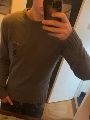 Grå stickad tröja från Dsquared2 Kashmir/ull mix - Snygg grå stickad tröja från Dsquared2 70% ull 30% kashmir. Jättegott skick utan defekter. Hör gärna av er vid frågor!