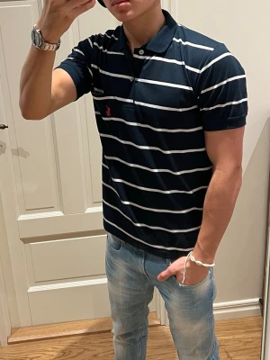 Randig pikétröja från Polo Ralph Lauren - Mörkblå pikétröja från Polo Ralph Lauren i utmärkt skick. Inga defekter. Skriv vid minsta fundering!🤙