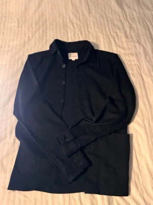 Lindbergh overshirt  - Hej! Säljer en fin overshirt från Lindbergh i st (S) som är i väldigt bra skick. Kom gärna med bud om priset inte passar dig!