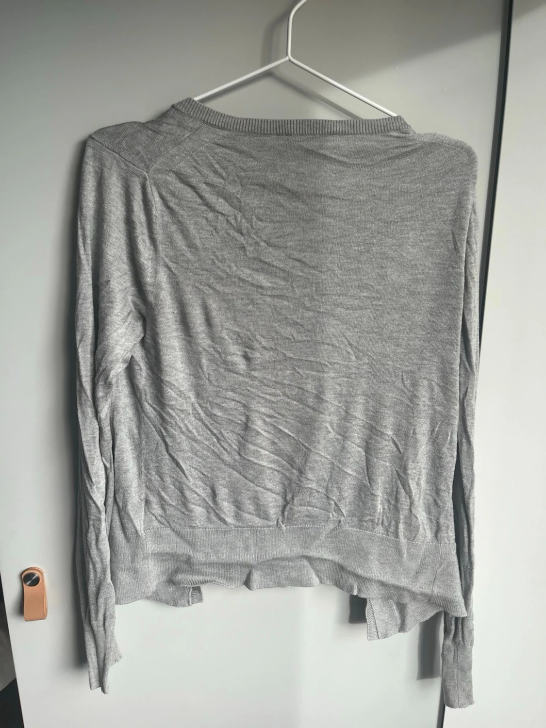 Ljusgrå tunn kofta med knappar - 1