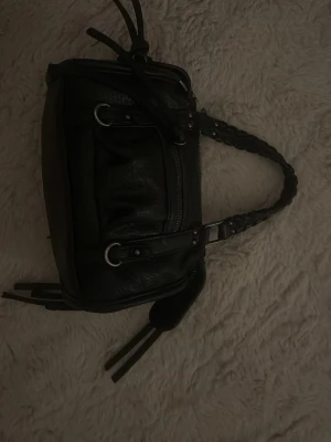 Bershka väska  - jättefin, bra skick!! 💕💕saknar dock det långa bandet och ett sådant band som ”sticker” ut från väskan men absolut inget man tänker på 💕🤗