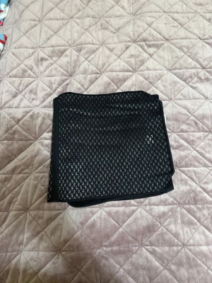 Svart midjeformare shapewear - Säljer en svart midjeformare i elastiskt material med små vita prickar i mönstret. Perfekt för att forma midjan under kläder. Shapewearen har bred kardborrestängning och är lätt att justera för bästa passform.