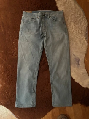 Dondup george - Säljer ett par dondup George i storlek 34. med små slitningar och fades. Hör av dig vid minsta fundering