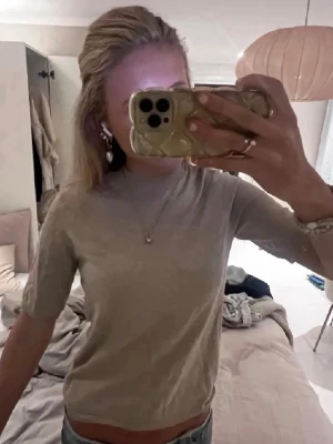 Bege trekvarts🤎 - Jätte fin och basic perfekt till hösten. Knappt använd och inga tecken på användning. Har tyvärr ej koll på varifrån den är då lappen är borta men tror other stories eller arket❤️