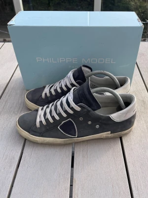 Phillipe Model - Säljer ett par Philippe Model sneakers | Storlek 42 | Skorna är i använt men bra skick | Priset är 1400 kr | Hör av dig vid eventuella frågor!