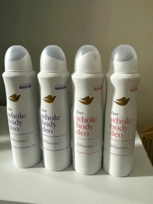 Dove whole body deo spray 4 pack  - Detta paket innehåller fyra Dove Whole Body Deo spray.  • 2 st med doft av lavendel och kamomill.  • 2 st med doft av hallon och ros.   Alla deodoranter är utformade för användning på underarmar, bröst, lår och andra delar av kroppen för luktkontroll hela dagen