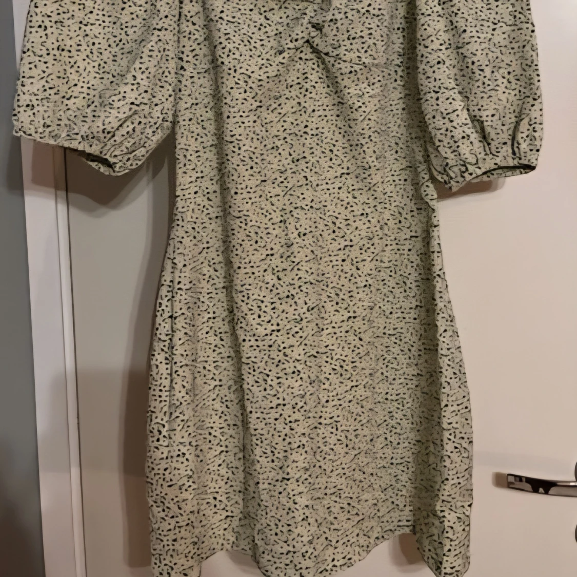 Ljus blommig kortklänning med puffärm - 2