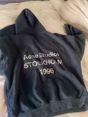 Acne studios hoddie  - Tja! As snygg rare acne studios hoddie. Perfekt för sena sommarkvällar eller bara om du vill vara extra niche! Pris kan diskuteras. 