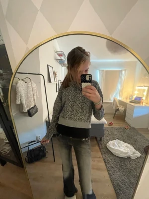 Grå leopardmönstrad hoodie - Säljer en grå hoodie med svartvitt leopardmönster står inte vart den är från!❤️ storlek S-XS tror jag 