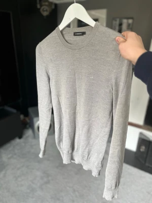 J Lindeberg merinoull tröja - Hej säljer denna riktigt fina J Lindeberg tröja i merinoull!! Storlek S. Har knappt några defekter!! Hör av dig vid frågor