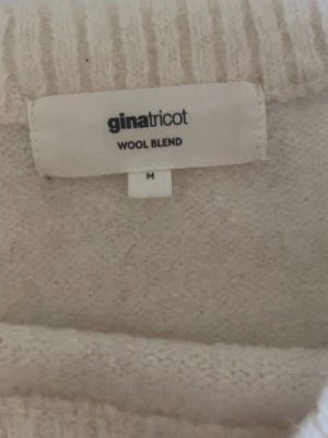 Vit stickad tröja Gina Tricot - Vit stickad tröja från Gina tricot. Finns även i beige (se sista tre bilderna) 2 för 350 och 1 för 250. Storlek M