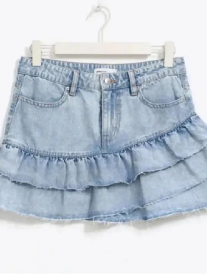 Trendig jeanskjol med volang från Gina - Trendig ljusblå jeanskjol med volangdetalj. Kjolen säljs inte längre på ginas hemsida och är i jättebra skick💗💗💗STORLEK S