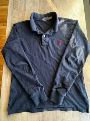 Mörkblå långärmad skjorta Polo Ralph Lauren - Säljer en långärmad skjorta från Polo Ralph Lauren🙌🏻| Skick 9.5/10🔥| Skriv vid minsta fundering 💭 