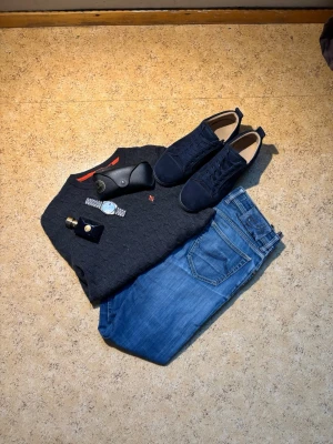 Blåa jeans Jacob cohen - Säljer ett par riktigt snygga jeans från Jacob Cohen med storleken 30, väldigt klassiska, mjuka och bekväma.