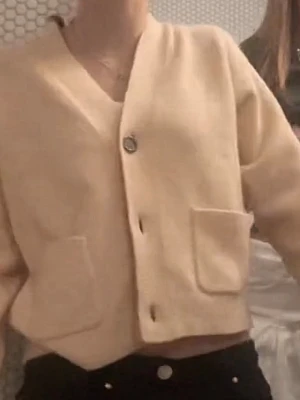 Rosa kort kofta med stora knappar - Säljer en ljus rosa, kort kofta med stora bruna knappar och två framfickor. Koftan har en avslappnad passform och är gjord i ett mjukt, stickat material. Perfekt att slänga över en topp för en chill look. Det är bara fråga om du vill ha flera bilder eller undrar om någonting💓