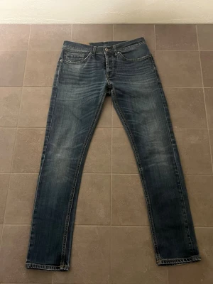 Dondup George W32 - Säljer ett snyggt par mörkblåa dondup George jeans. Jeansen är skinny fit och har en smal passform och är i stretchigt material. Hör av dig vid minsta lilla fundering, eller prisförslag.