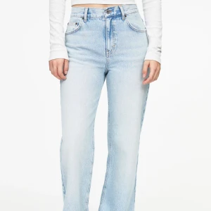 Ljusblå high waist jeans straight fit - Snygga ljusblå jeans med hög midja och raka ben. Klassisk femficksmodell med knapp och dragkedja framtill. Jeansen har en clean look och är tillverkade i mjukt denimtyg som ger en skön känsla. Perfekta för dig som gillar en avslappnad och stilren vibe. Ifrån PullAndBear! Kontakta mig för egna bilder!
