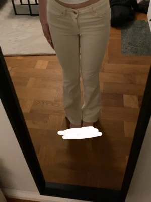 Beiga bootcut jeans från Only - Säljer ett par snygga beiga bootcut jeans från Only. Jeansen har klassisk femficksmodell, normal midja och raka ben som går ut lite nedtill. Tillverkade i mjukt denimtyg med stretch för skön passform. Perfekta till en trendig vardagslook!