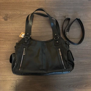 Svart axelväska med dragkedjor - Köpt på Sellpy, men nyskick💗 Skriv för mått! Pris går att diskutera. Från märket Ayva - nypris ca 1000kr