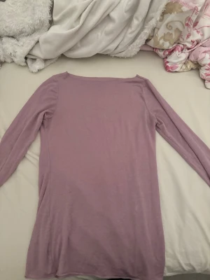 Intimissimi - Intimissimi tröja, jätte fin skick och färg som inte finns längre, har två litet hål som inte syns när man har på sig. Pris kan diskuteras 