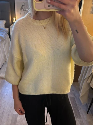 Gul stickad tröja Gina Tricot - Säljer en mysig ljusgul stickad tröja i storlek M från Gina Tricot.Tröjan är i mycket bra skick!!🌟