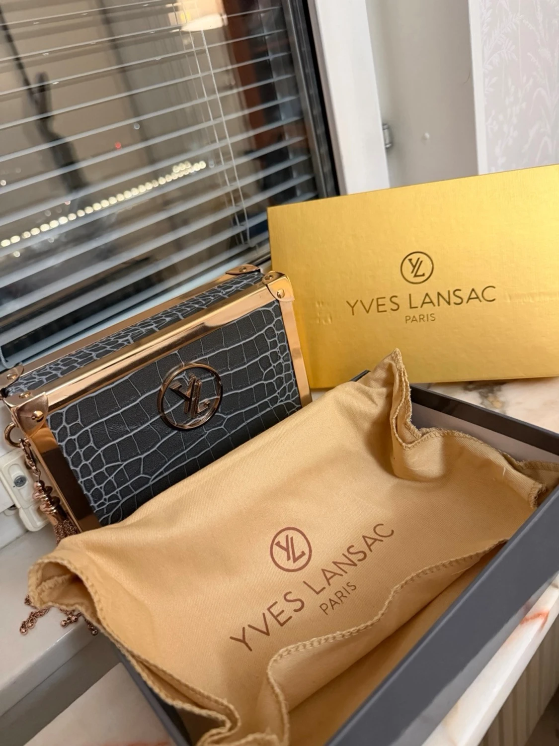 Grå kuvertväska från Yves Lansac - 1