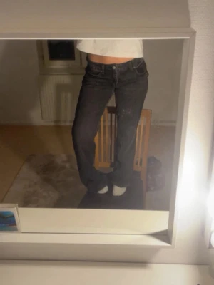 Low waist jeans  - Säljer ett par svarta raka/baggy jeans 