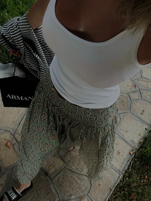 Zara kjol - Zarakjol, ena snöret med pärlor har åkt upp annars bra skick.