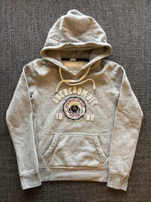 Abercrombie & Fitch hoodie (s/xs) - Säljer nu en stilren hoodie från abercombie&fitch pågrund av att den är för liten. | st S passar även xs | passar perfekt nu till våren | Obs jag kan gå ner i pris vid snabb affär, vid eventuella frågor hör av er 😊🙌 