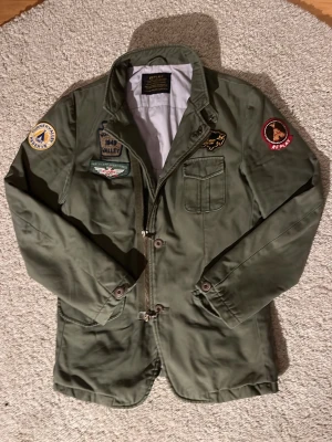 Replay Feldjacket L - Säljer nu denna sjukt feta feld jackan från Replay. Storlek L. Modellen är 188cm lång och väger 78kg Nypris ca 3000 Har ni några frågor är det bara att höra av sig. Priset kan såklart diskuteras! Mvh Charlie