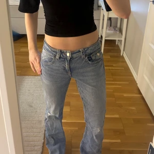 Ljusblåa low-waist jeans  - Hej! Säljer ett par ljusblå low-waist jeans med hål på knäna. Jag är 173 cm lång och dom sitter bra på mig. Passar mig som har S/M. Hör av er om mer bilder önskas 💞