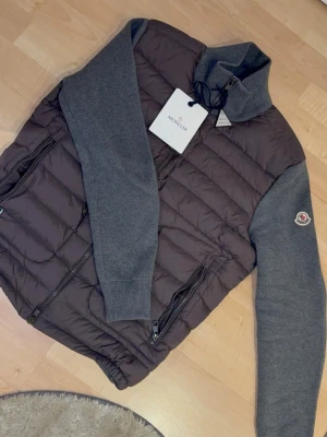 Moncler cardigan  - Moncler cardigan i grå/helt nytt skick! Skickas samma dag o för frågor osv kom privat:)