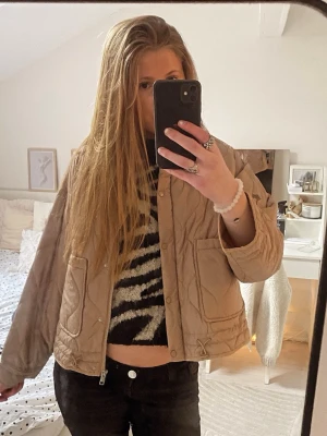 helt ny jacka - object - perfekt vårjacka nu till våren / sommaren, den är helt ny o lappen sitter kvar! jag har aldrig använt den. det går att spänna ut jackan längst ner