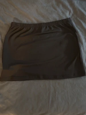 Mini kjol  - Mini kjol från SHEIN, lågmidjad, stretchig material och stretchig midja! Aldrig använd ( storlek 36/S) 