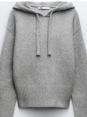Grå stikad hoodie från ZARA - Mysig grå hoodie från ZARA med huva och dragsko. Tillverkad i mjukt, stickat material med bred ribbad mudd nedtill och vid ärmsluten. Perfekt för en avslappnad och trendig look.