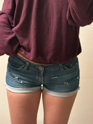 Blå levis shorts - Köpte på vinted men passa inte, säljarens bilder 💞Midjemått 39cm tvärs över, postar snabbt!! 🤗Storlekeb är XS-S skulle jag säga