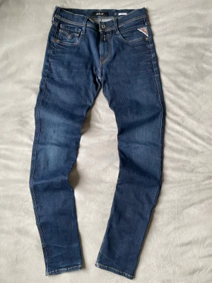 Replay Anbass jeans  - Säljer dessa otroligt sjyssta Replay Anbass jeansen. De är i mycket bra skick med en lätt fin tvätt. Storlek - 30/34 Nypris - 1300 kr Mitt pris: 349 kr  Jag är 180 cm lång! Hör av dig vid andra funderingar! 🙌