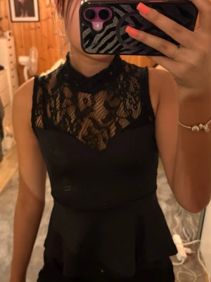 Svart blus - jättesöt topp med spets upptill!