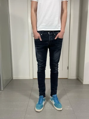 Dondup George Jeans  - Säljer nu dessa Dondup George Jeans i mörkblå/svart färg med snygg tvätt i populär design, skriv för fler bilder/frågor🙌🏼