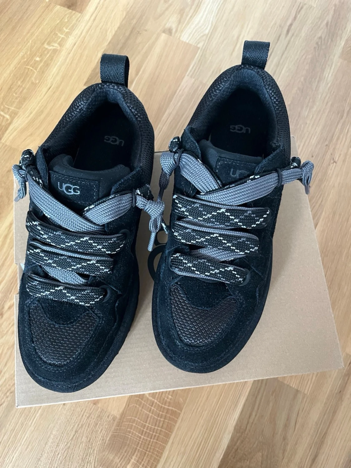 Svarta UGG Lo Lowmel Sneakers med grå snören - 1