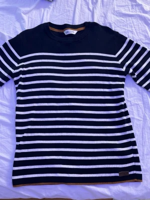 stickad tröja  - säljer den här fina randiga stickade tröjan som inte kommer till användning😊