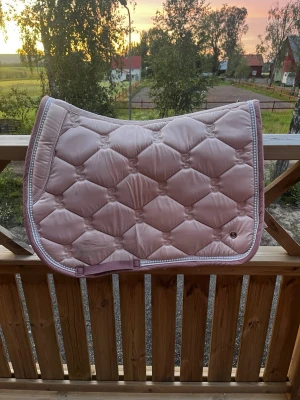 ROSA PS OF SWEDEN SCHABRAK - Rosa Ps Of Sweden hoppschabrak i storlek FULL. Schabraket är sparsamt använt och i väldigt bra skick. Vid frågor är det bara att höra av sig! Priset är inte hugget i sten! Mvh Linn