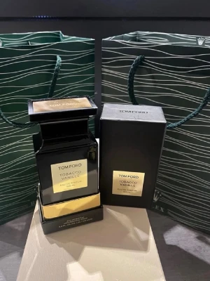 Tom Ford Tobacco Vanille EdP 100ml - Lyxig parfym från Tom Ford i doften Tobacco Vanille. Flaskan är svart med guldfärgad etikett och lock, och rymmer 100 ml Eau de Parfum. Kommer i elegant svart förpackning, perfekt för dig som gillar exklusiva och varma doftnoter.