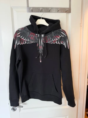 Marcelo burlon hoodie - Marcelo burlon hoodie äkta, en modell som ej säljs längre nu pris på denna modell 8000. Helt okej skick, det är storlek xs men passar bäst på S. Pris kan diskuteras 