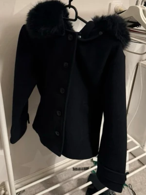 KÖP INTE Mörkblå päls kappa ginatricot !ENDAST BYTE! - Jag vill gärna byta denna mot en likadan fast i svart helst utan defekter därvav att denhär inte har någon som helst defekt och är inprincip helt ny bara att den är marinblå och jag vill ha helsvart! 