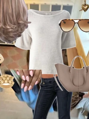 Beige stickad kortärmad tröja - En enkel och stilren beige stickad tröja med korta ärmar och rund hals. Perfekt för dig som gillar en chill och clean look. Materialet är mjukt och skönt mot huden, och färgen är lätt att matcha med allt i garderoben. Bilden är inte min utan tagen från någon på tiktok men det är exakta tröjan från samma märke. Tröjan är inte i ett tjockt stickad matrial utan ett tunt tyg 