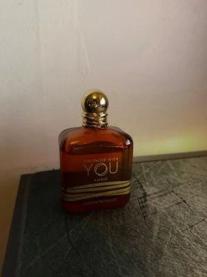 Stronger with you amber 90 ml  - Väldigt fin och populär doft, säljer eftersom de inte kommer till användning av mig nypris ligger på ungefär 1200-1400 mitt pris är 800 hör av er vid frågor eller funderingar tar gärna emot byten!