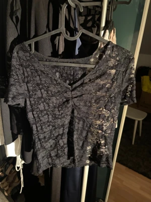 Tre spetsblusar med v-ringning - Säljer tre blusar i spets, en svart,en ljusrosa, och en gul. Alla har v-ringad hals, korta ärmar och snygg rynkning framtill. Helt oanvända, säljer då det inte är min stil, storlek S/M, säljer alla tre för 150 kr tillsammans.