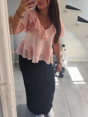 Rosa blus  - Rosa blus från Zara säljer då den inte används längre, tror inte den säljs längre heller. Är i bra skick.